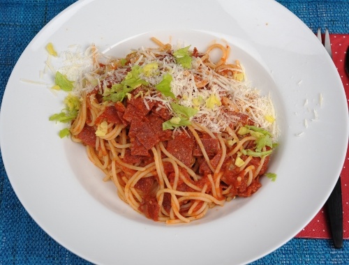 Pasta med tomatsås och salami Pasta med tomatsås och salami